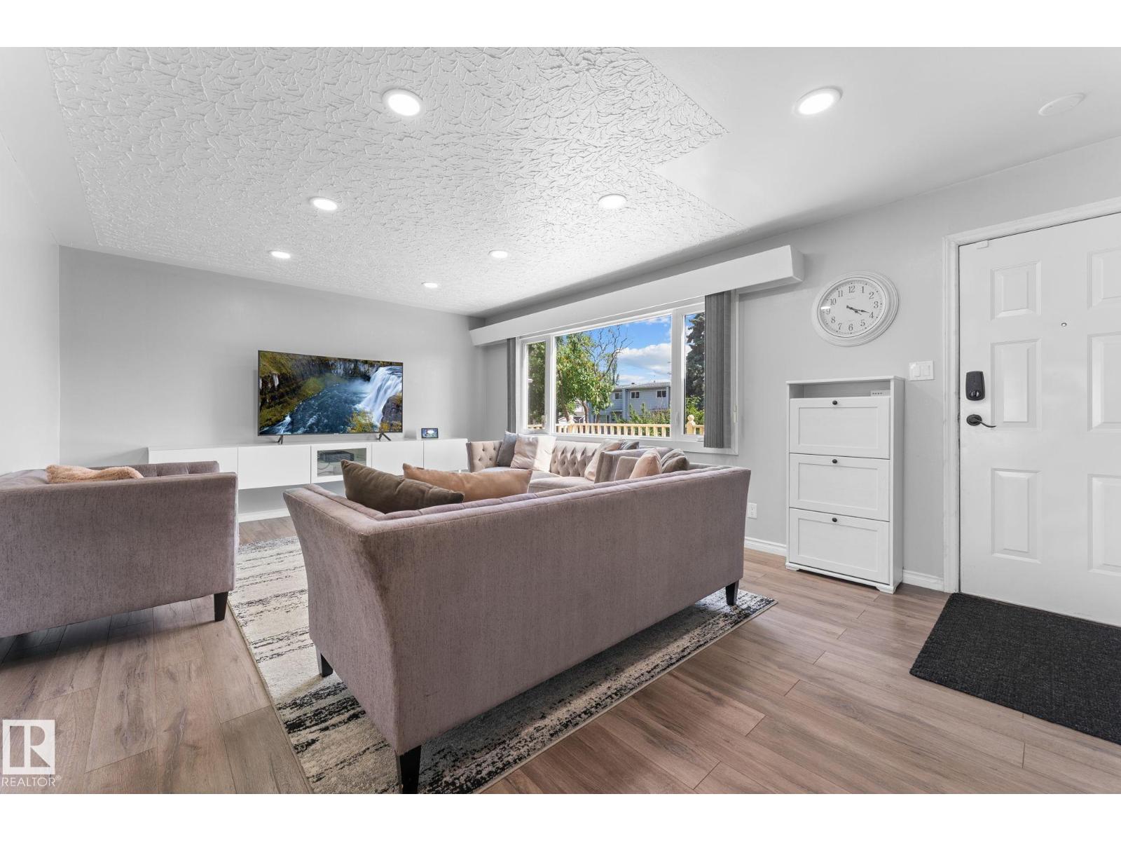 Photo 6 of 8216 133 A Av Nw, Edmonton AB