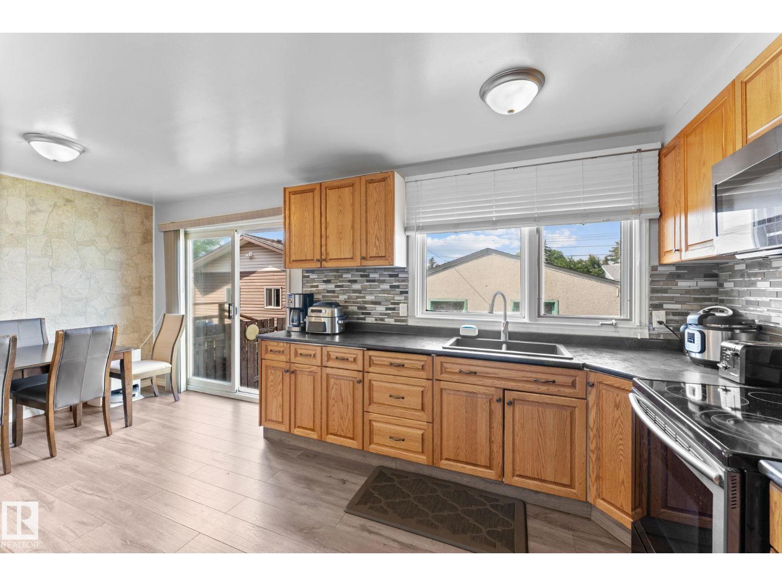 Photo 13 of 8216 133 A Av Nw, Edmonton AB