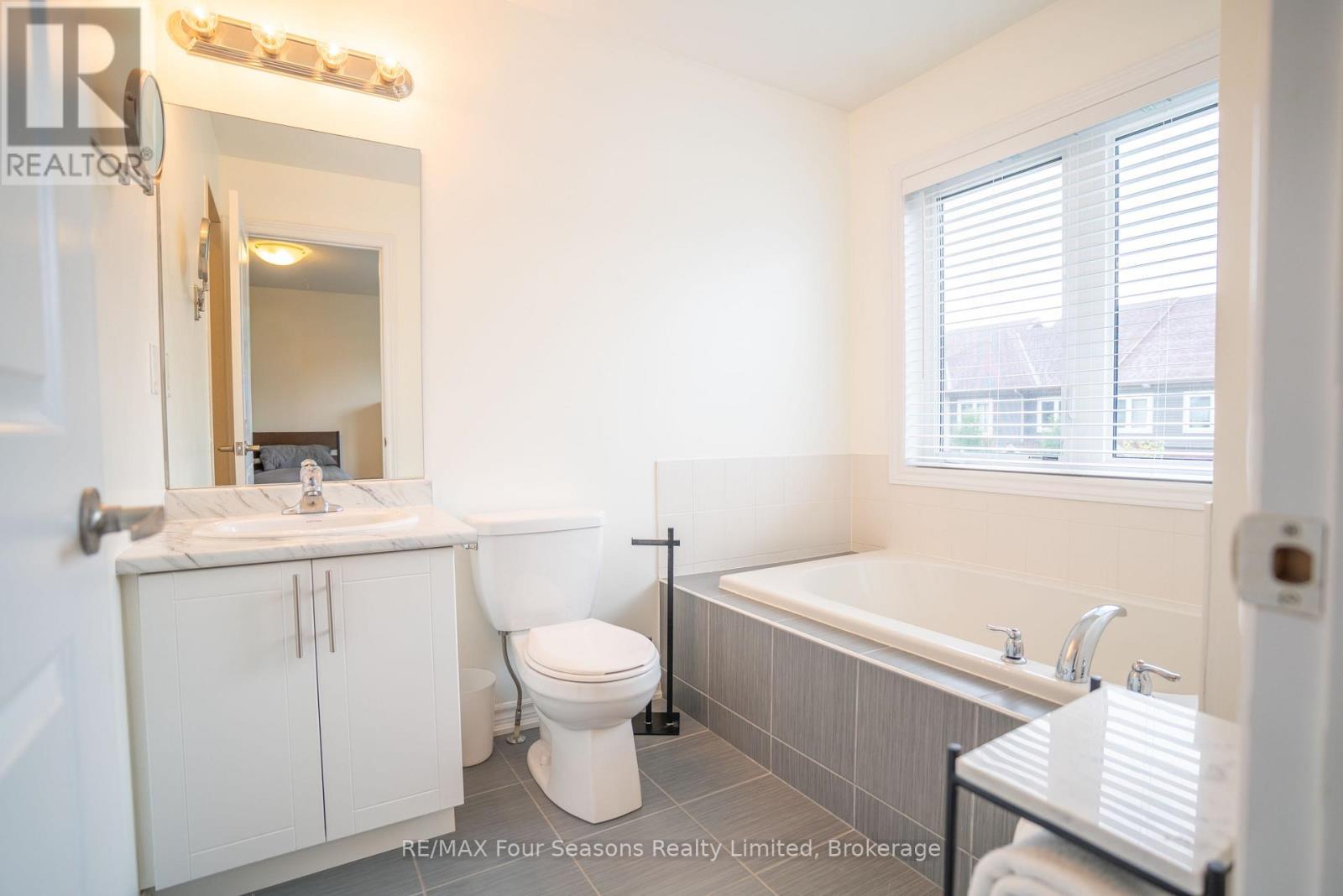 Photo 18 of 42 Lett Avenue, Collingwood ON
