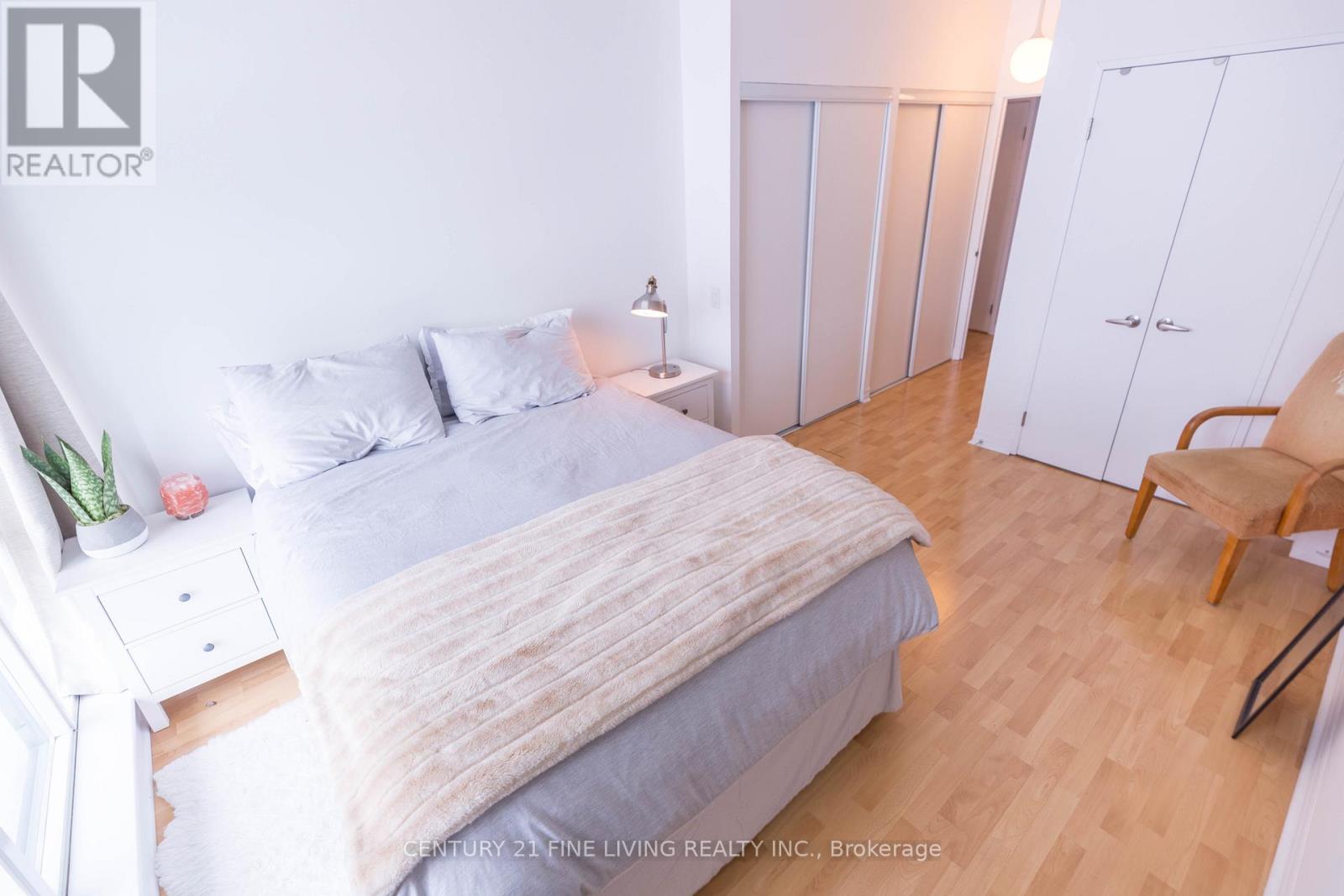 Photo 12 of 419 901 Queen West Street W, Toronto ON
