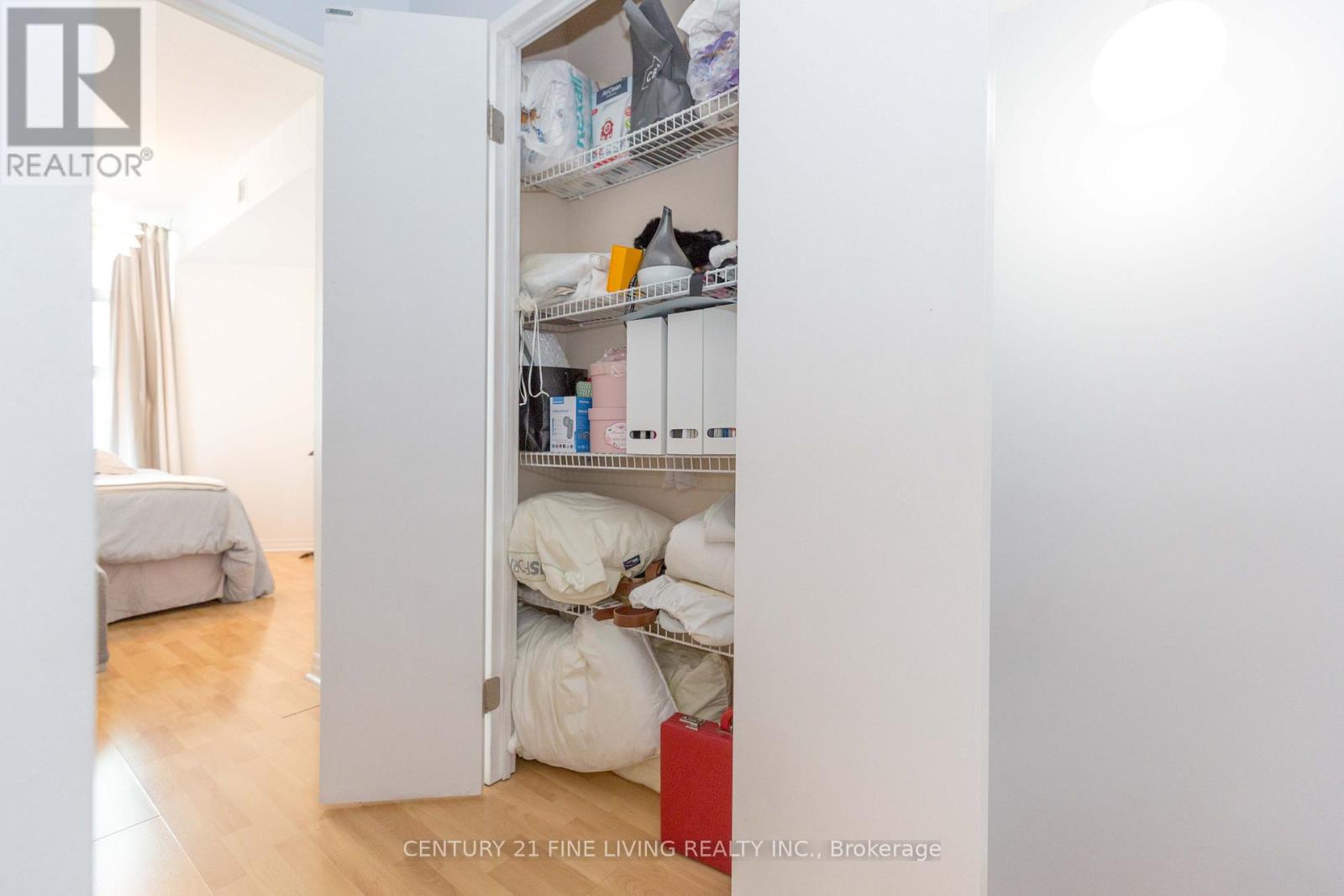 Photo 13 of 419 901 Queen West Street W, Toronto ON