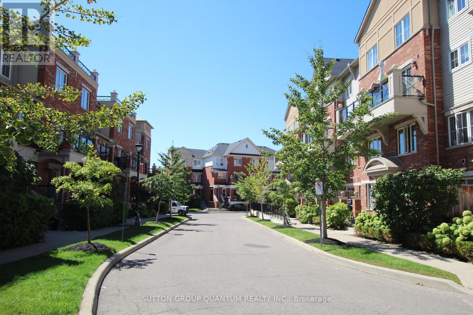 Photo 3 of 21 47 Hays Boulevard, Oakville ON
