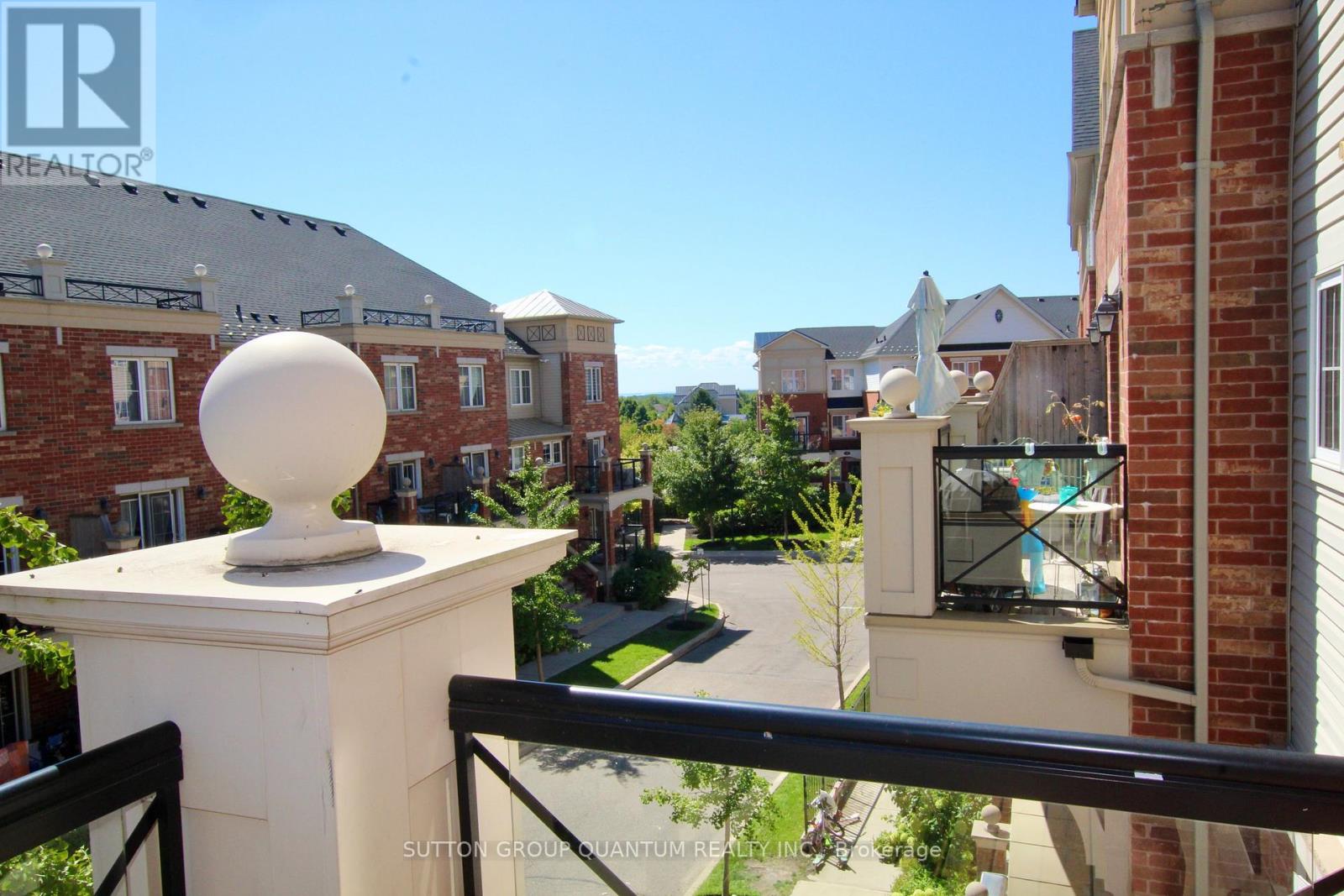 Photo 9 of 21 47 Hays Boulevard, Oakville ON