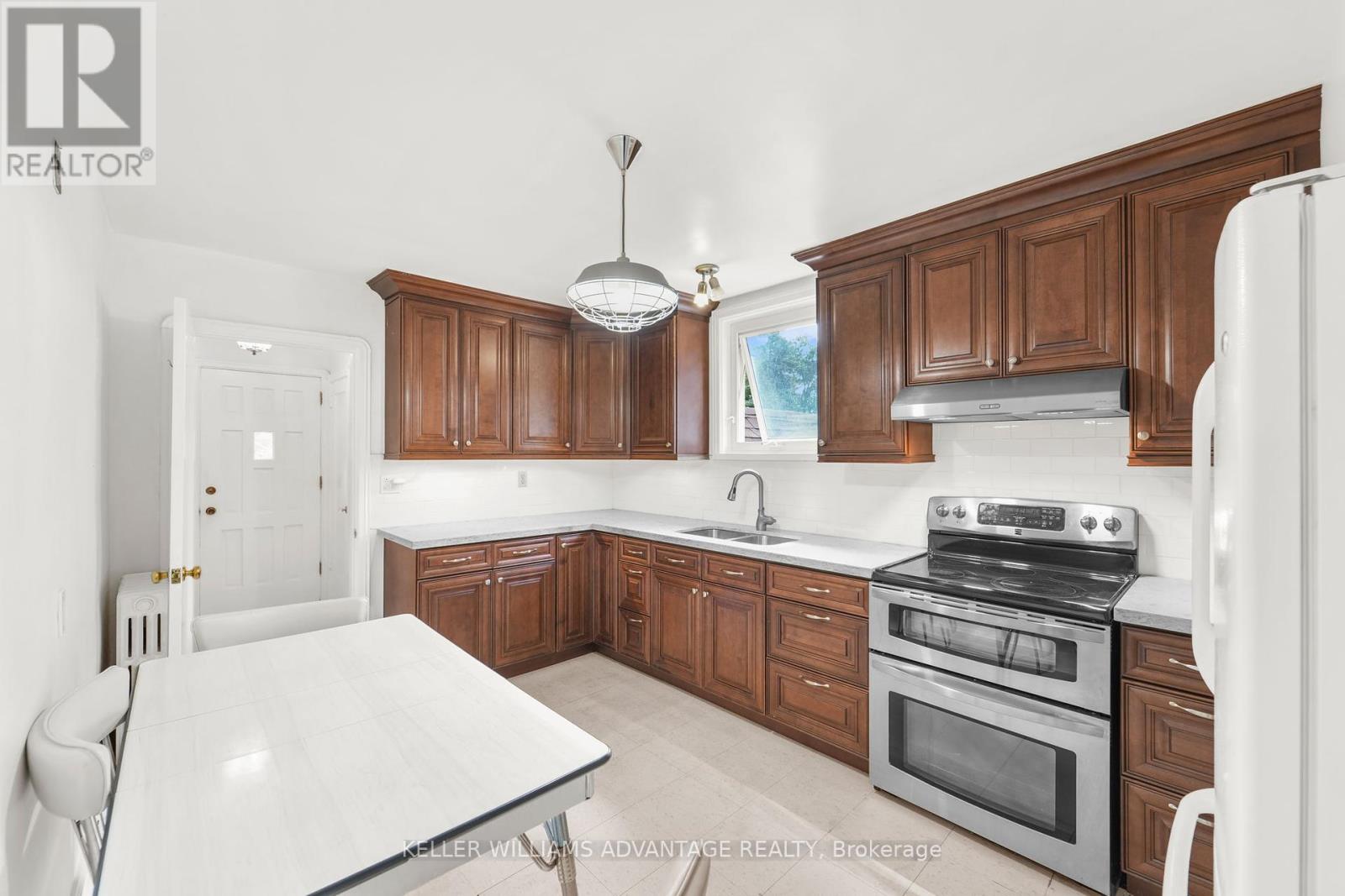 Photo 3 of 6 Birchlawn Avenue, Toronto ON