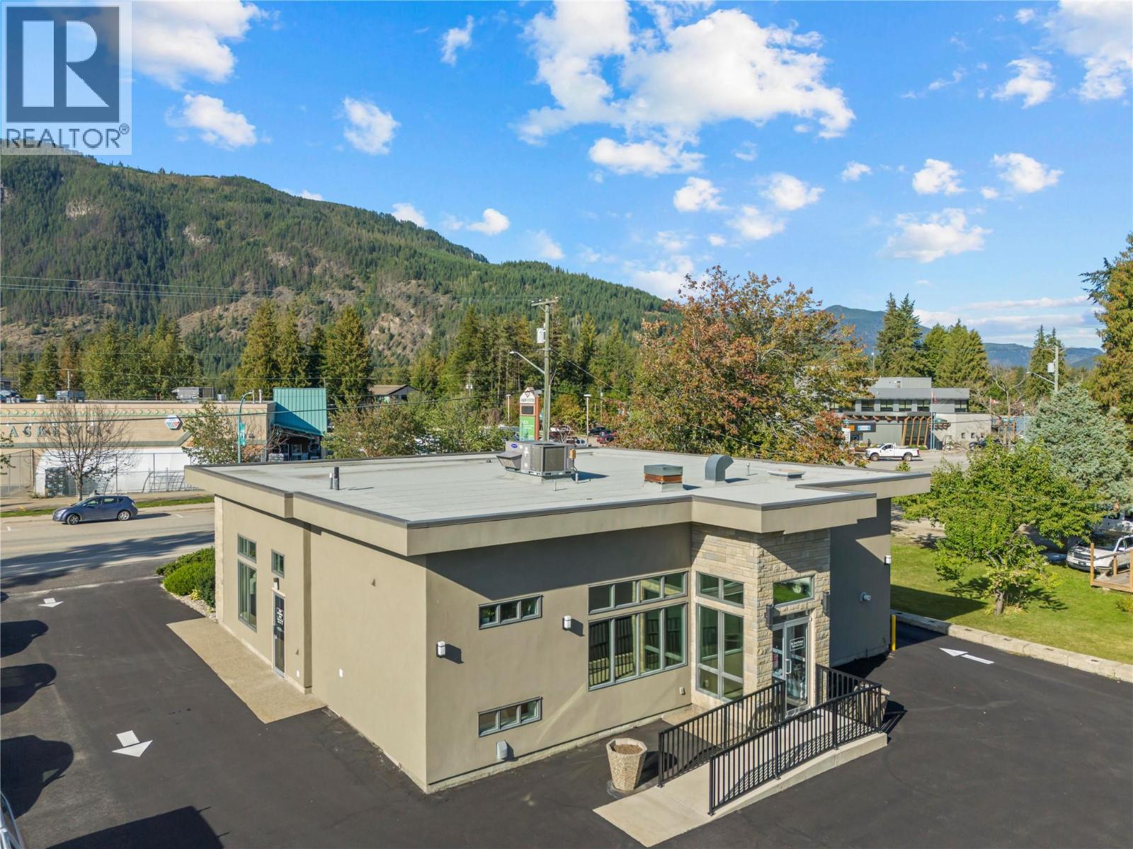 Photo 4 of 433 Main Street, Sicamous BC