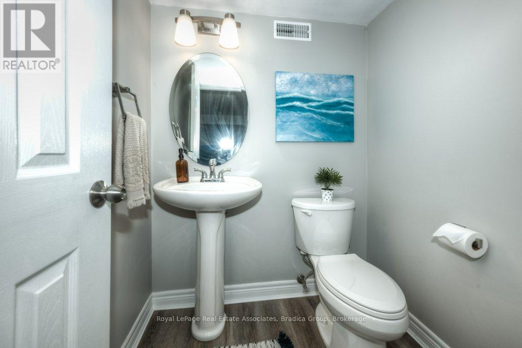 Photo 24 of 48 Wendy Crescent, Kitchener ON
