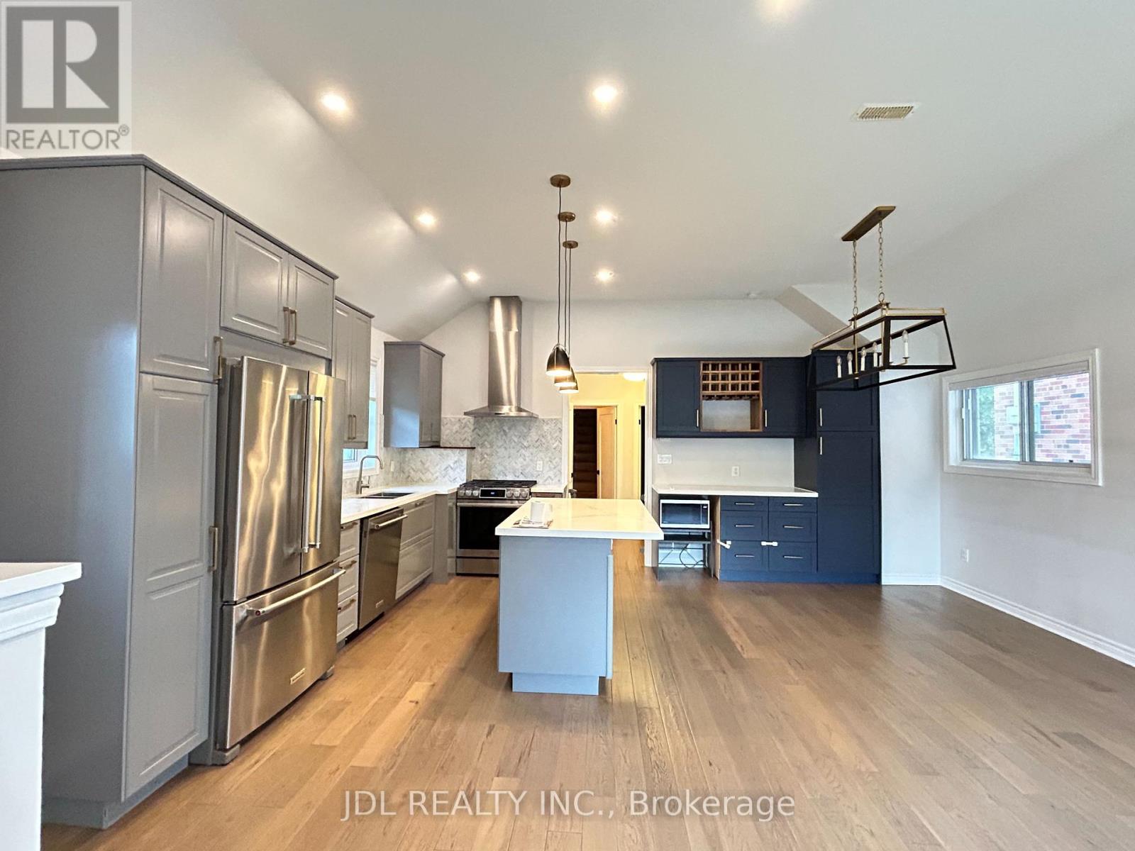 Photo 2 of 535 Broadway Avenue, Toronto ON