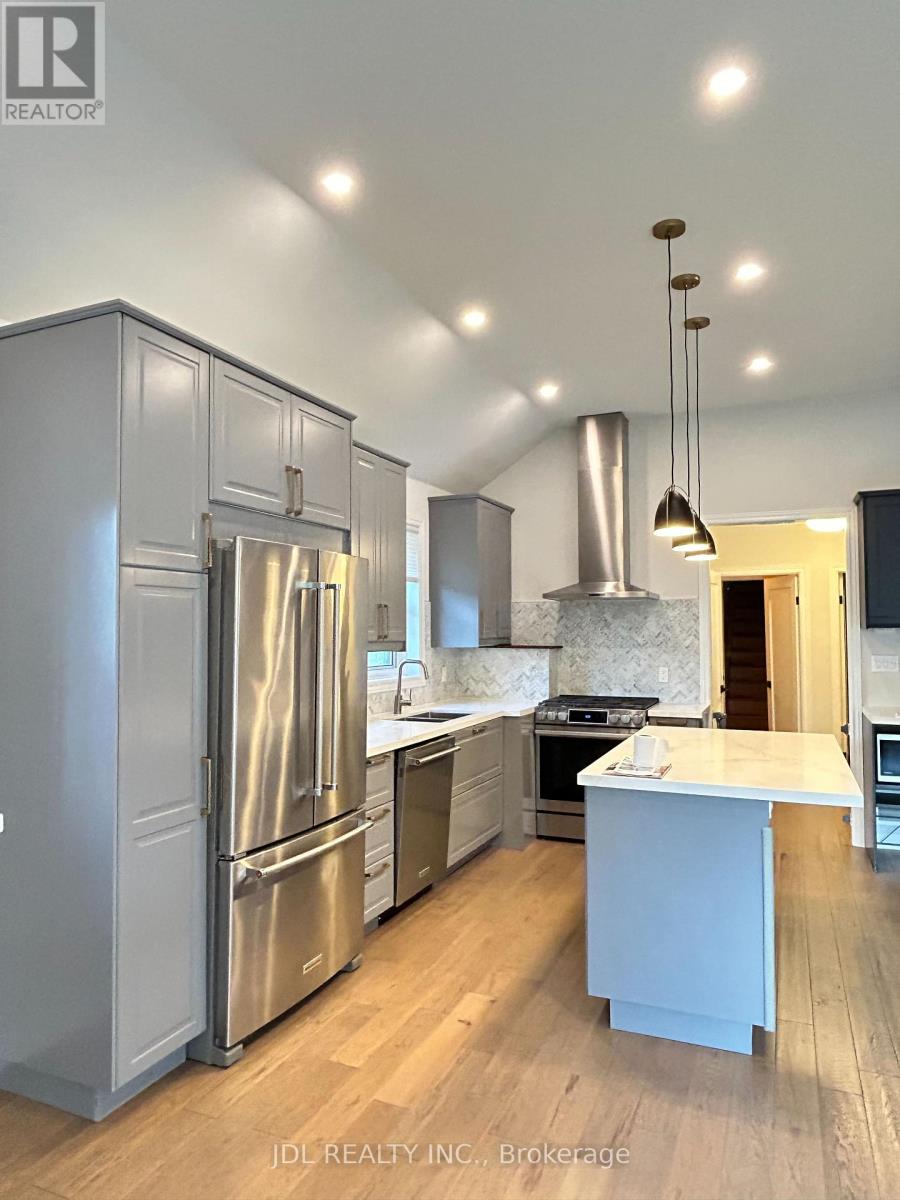 Photo 4 of 535 Broadway Avenue, Toronto ON