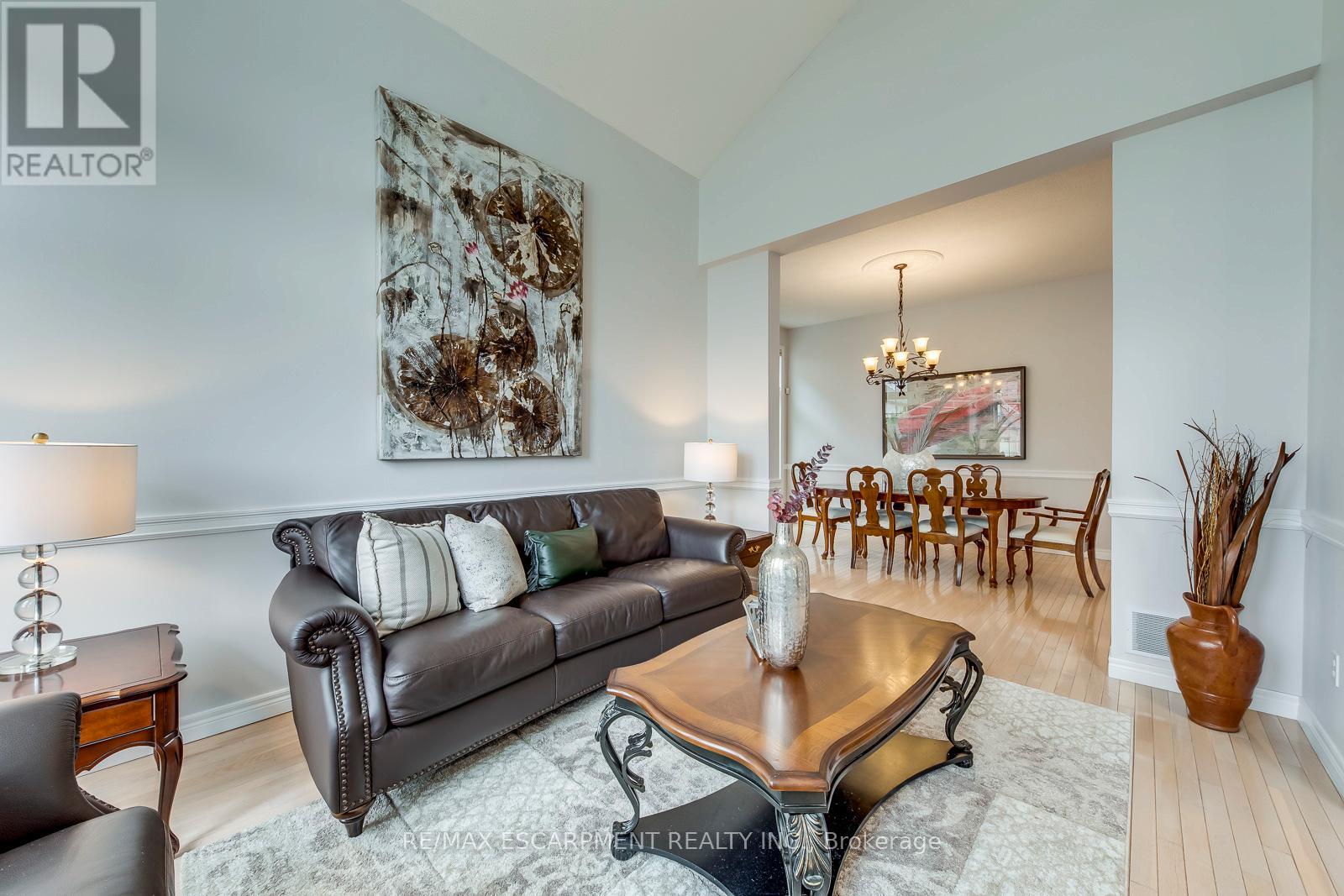 Photo 11 of 39 Thoroughbred Boulevard, Hamilton ON