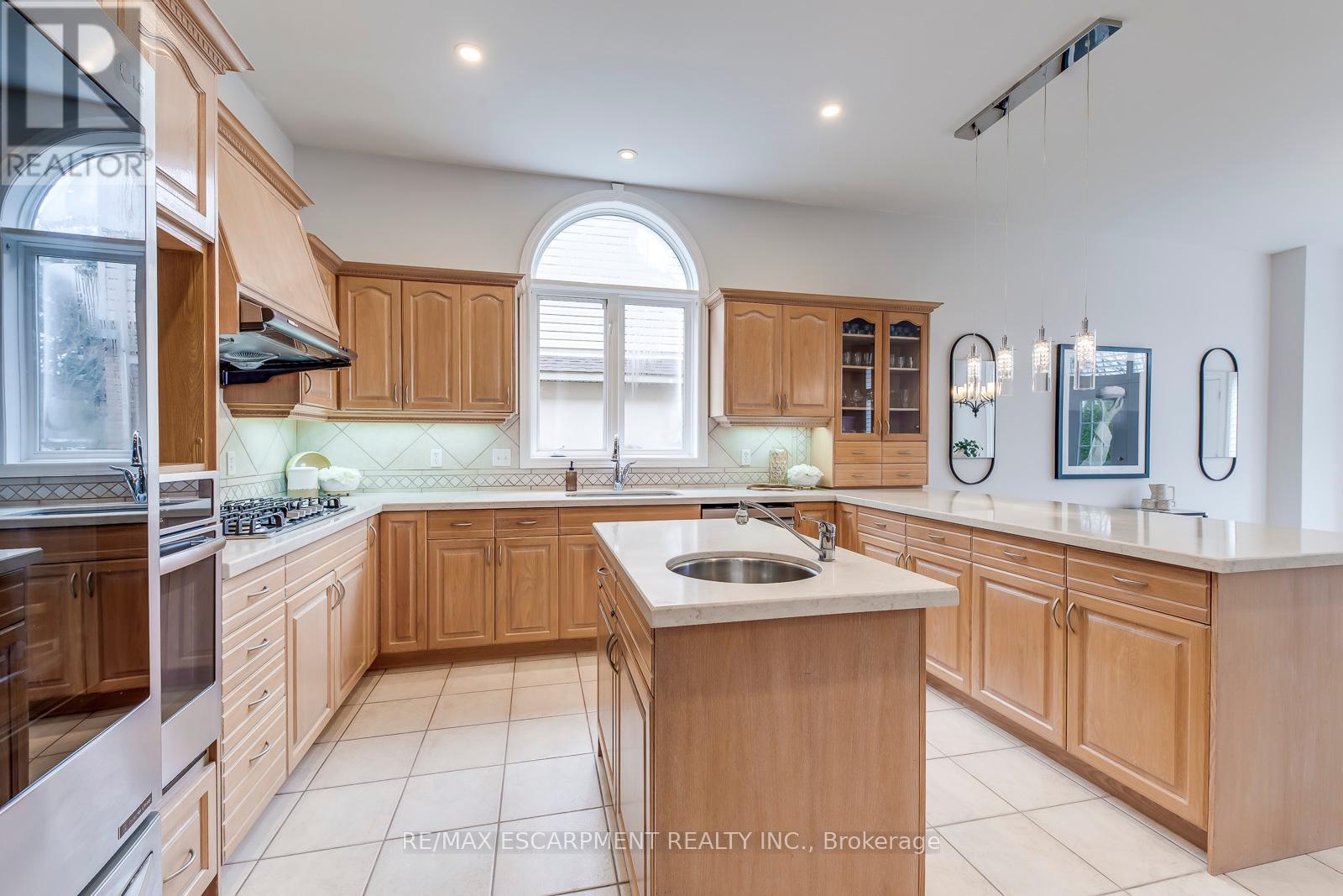 Photo 16 of 39 Thoroughbred Boulevard, Hamilton ON