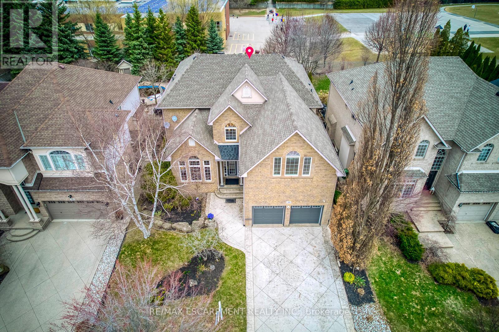 Photo 2 of 39 Thoroughbred Boulevard, Hamilton ON