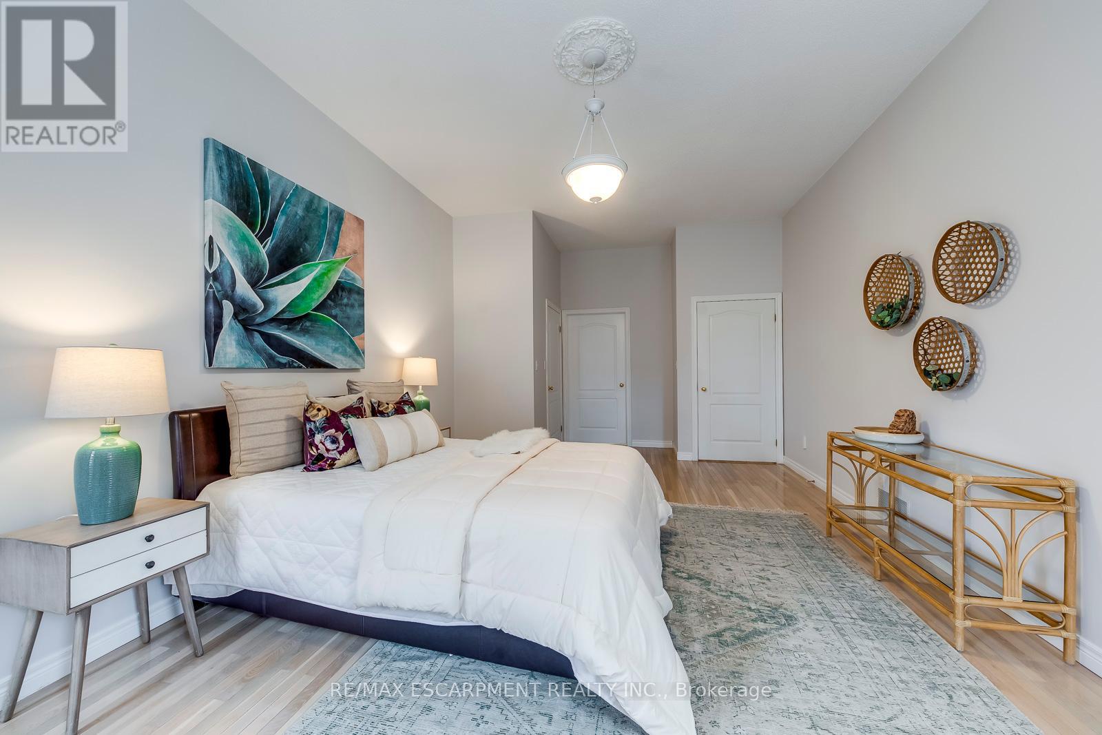 Photo 25 of 39 Thoroughbred Boulevard, Hamilton ON