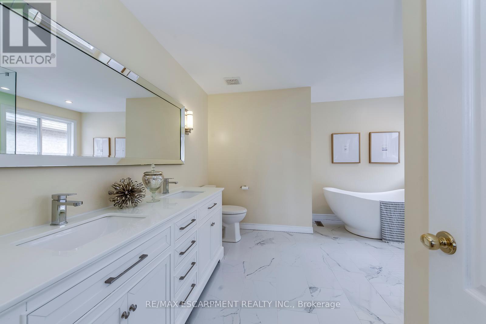 Photo 31 of 39 Thoroughbred Boulevard, Hamilton ON