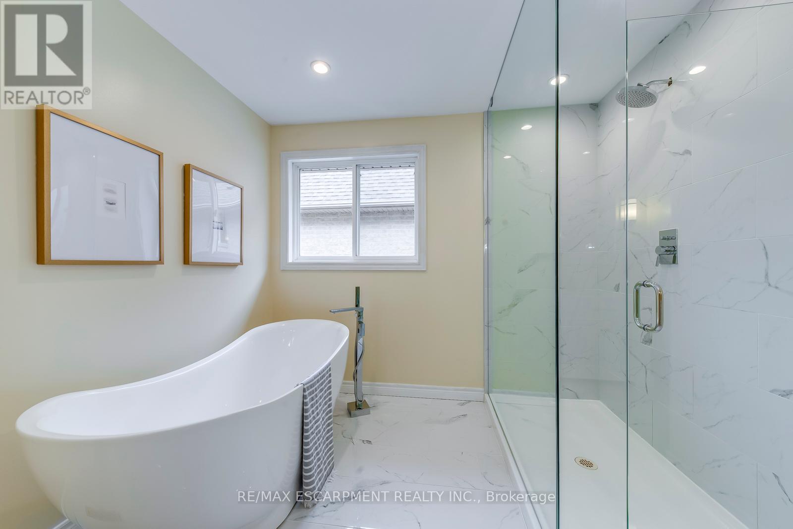 Photo 32 of 39 Thoroughbred Boulevard, Hamilton ON