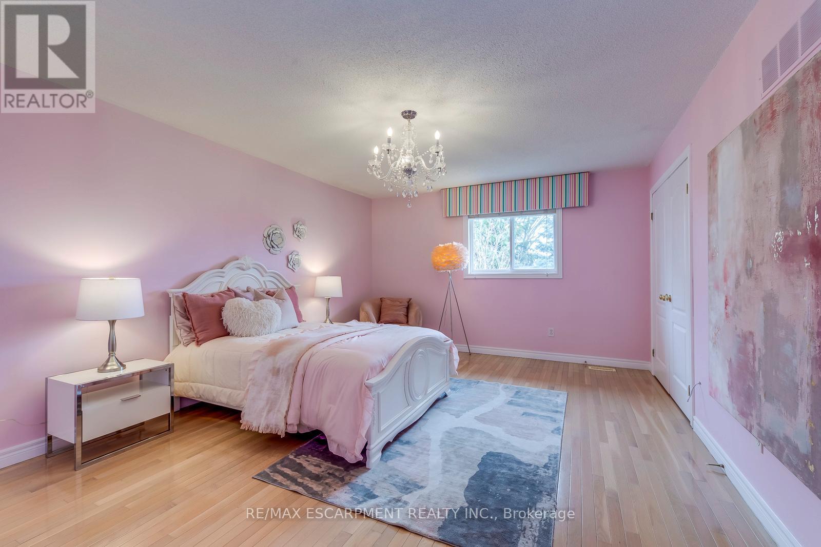Photo 34 of 39 Thoroughbred Boulevard, Hamilton ON