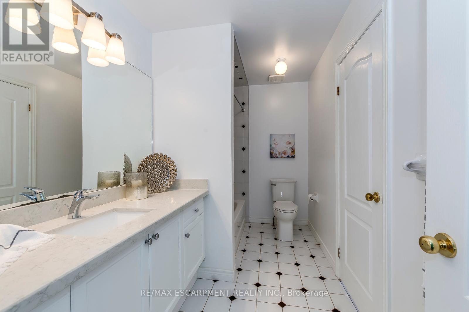 Photo 36 of 39 Thoroughbred Boulevard, Hamilton ON