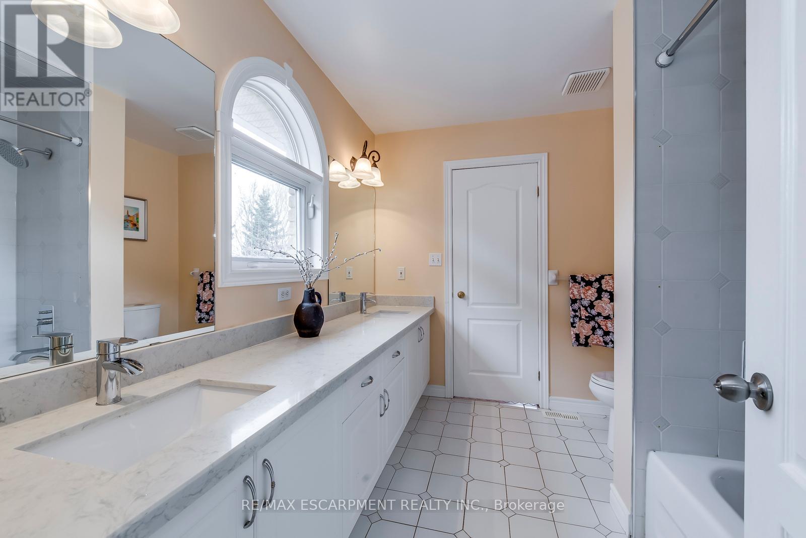 Photo 37 of 39 Thoroughbred Boulevard, Hamilton ON
