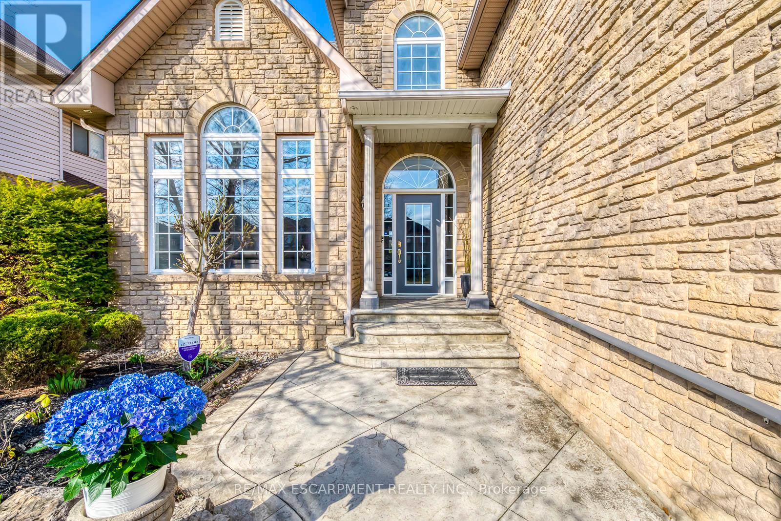Photo 6 of 39 Thoroughbred Boulevard, Hamilton ON