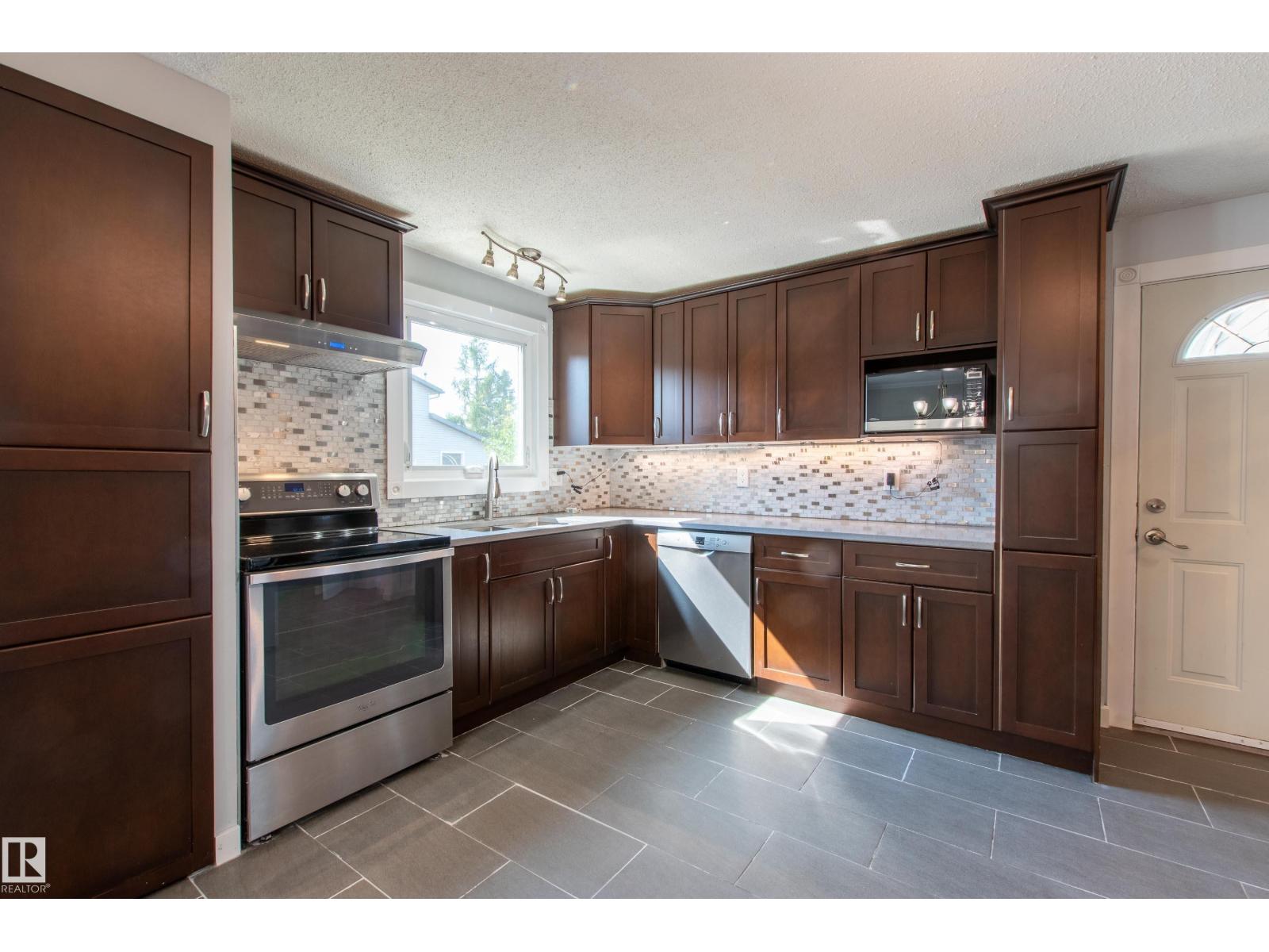 Photo 4 of 18115 76 Av Nw, Edmonton AB