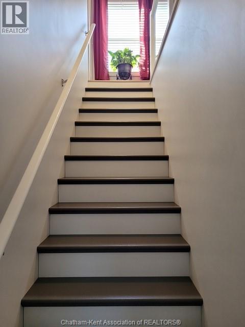 Photo 18 of 48 Tweedsmuir Avenue East, Chatham ON