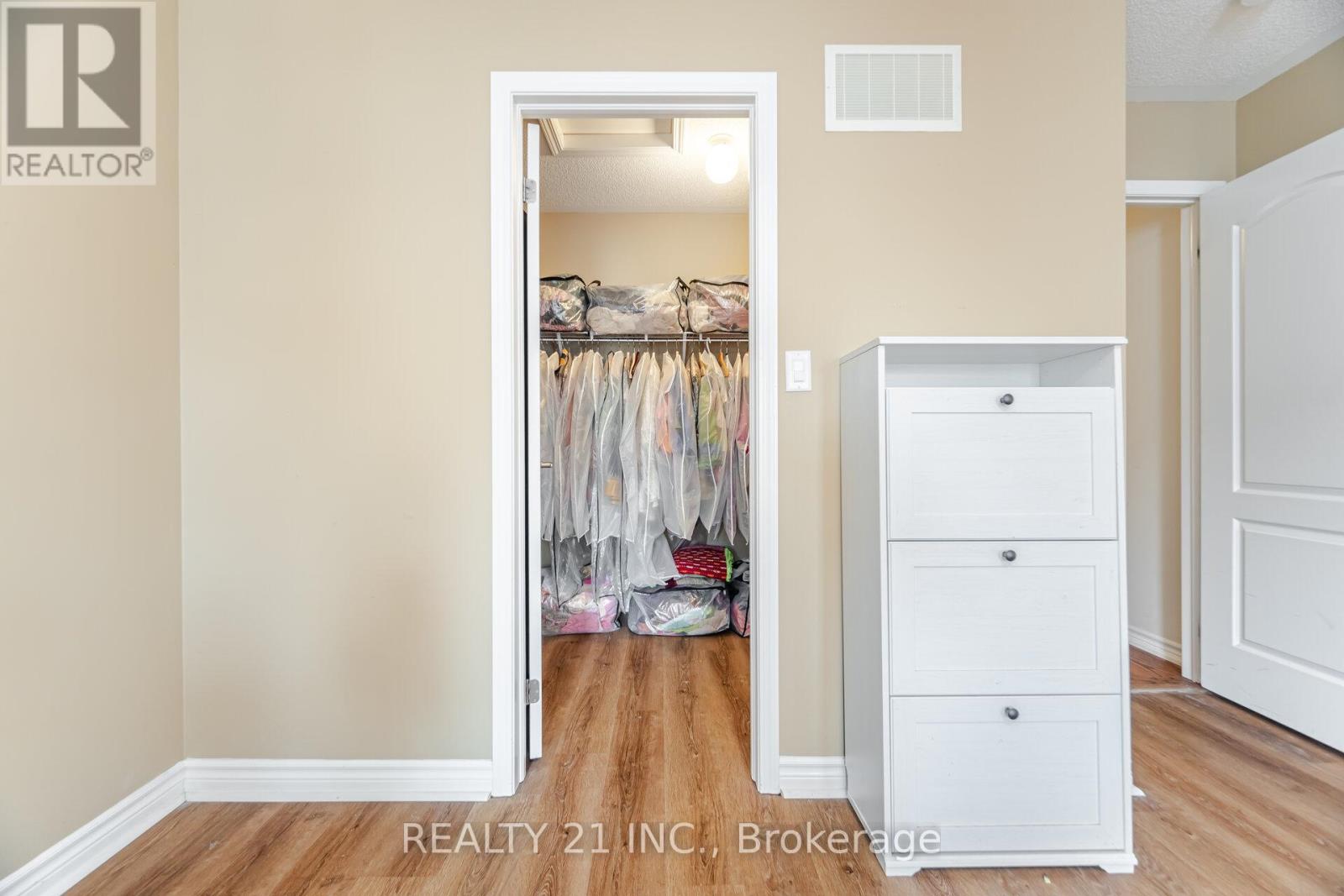 Photo 21 of 522 Bartleman Terrace, Milton ON