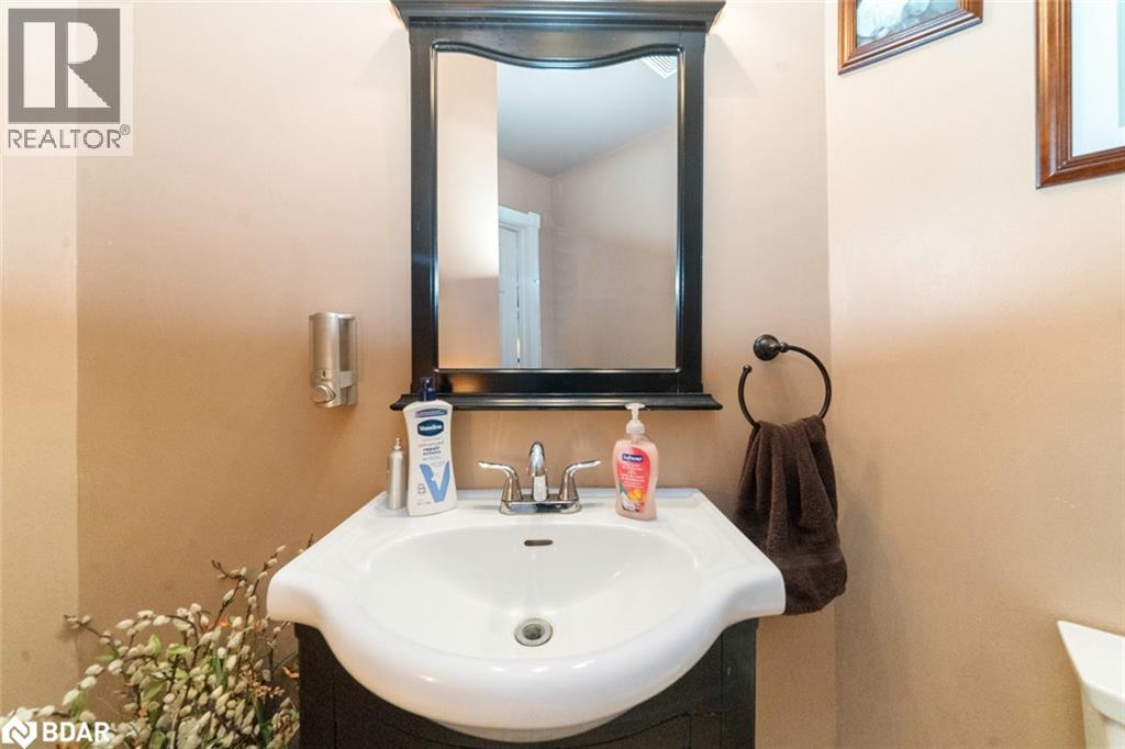 Photo 11 of 30 Cedar Creek Rd, Midhurst ON