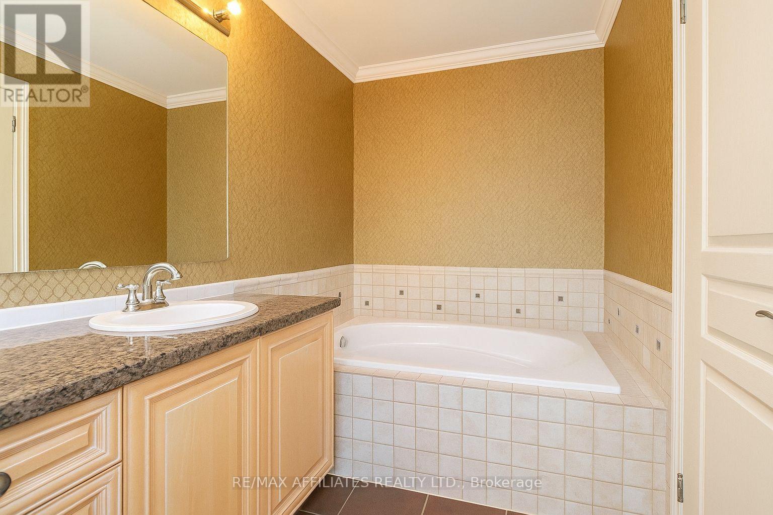 Photo 14 of 561 Aquaview Drive, Ottawa ON