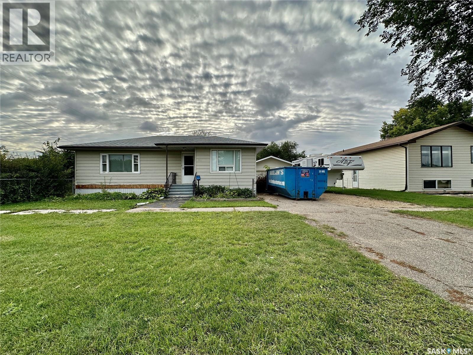 Photo 1 of 302 4th Avenue, Aberdeen SK