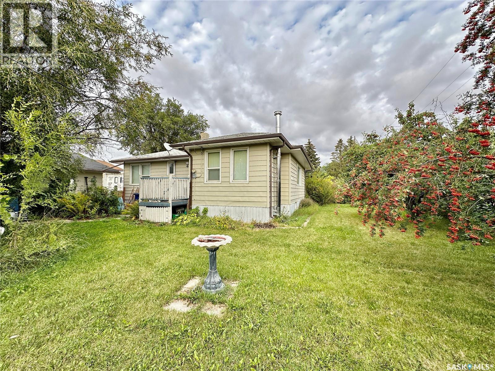 Photo 10 of 302 4th Avenue, Aberdeen SK
