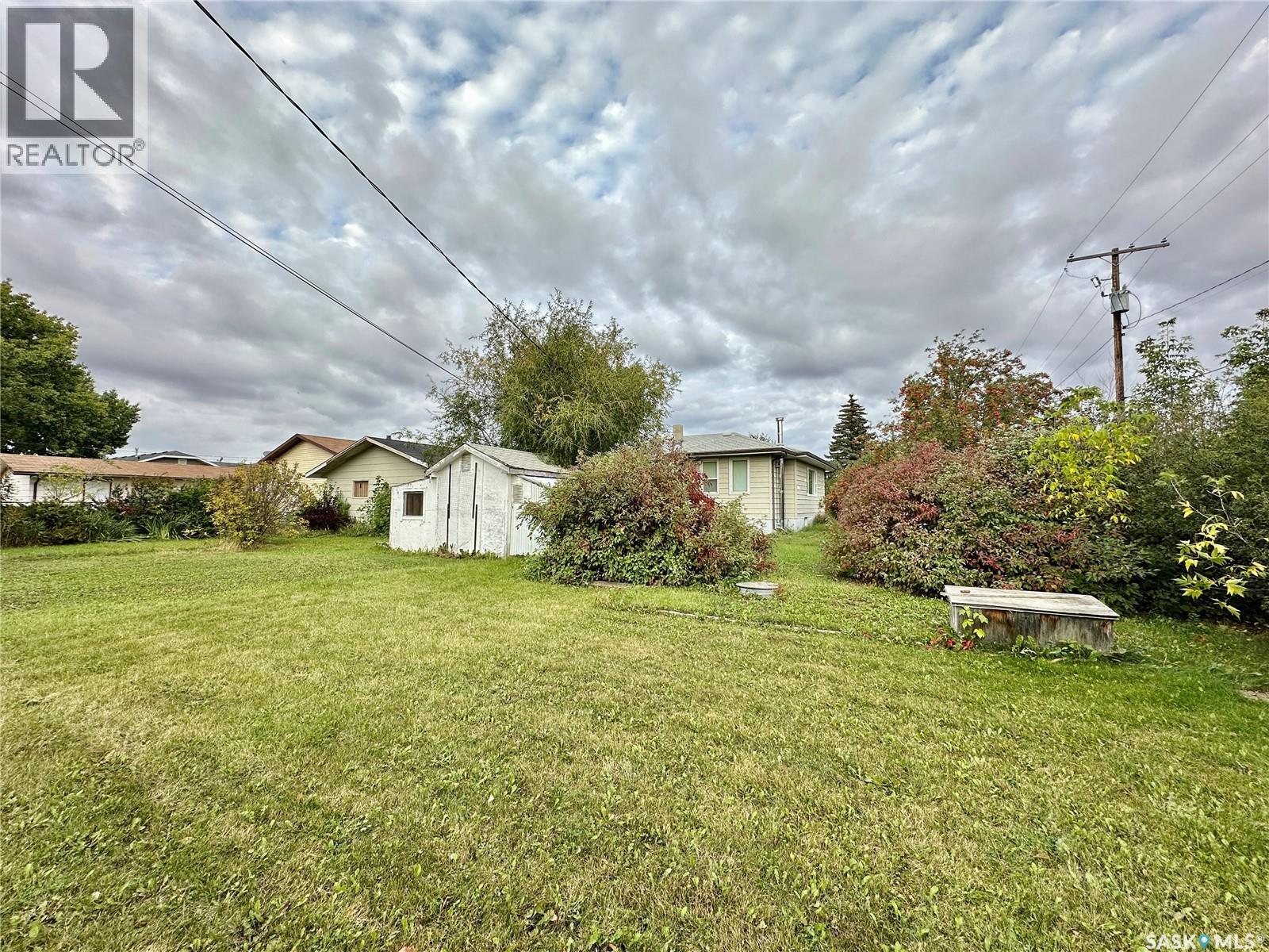Photo 11 of 302 4th Avenue, Aberdeen SK