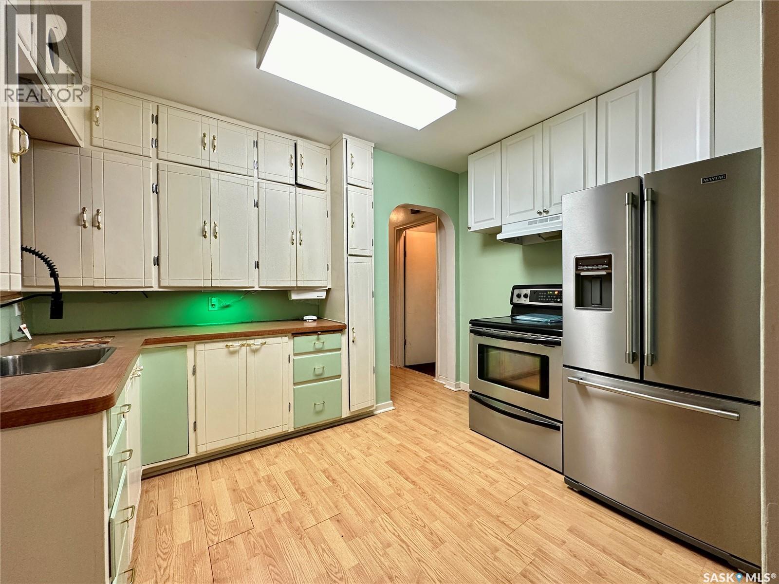 Photo 16 of 302 4th Avenue, Aberdeen SK