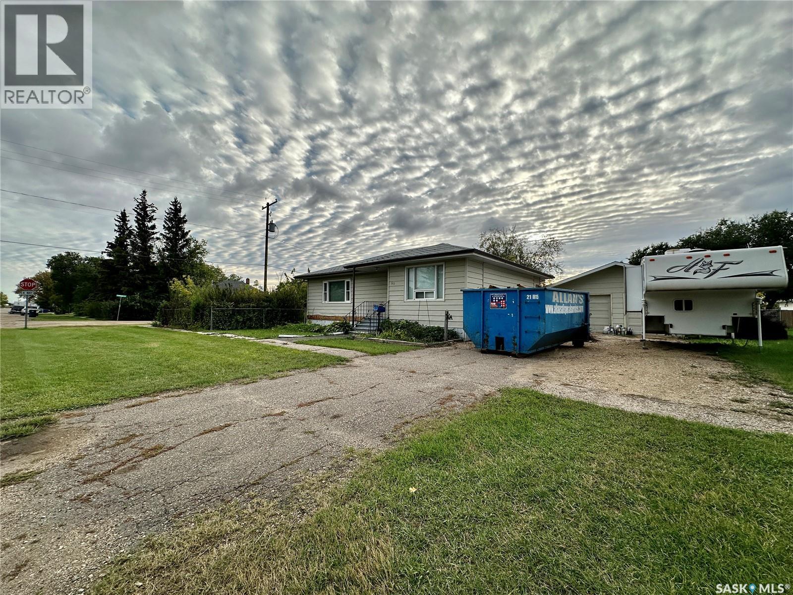 Photo 2 of 302 4th Avenue, Aberdeen SK