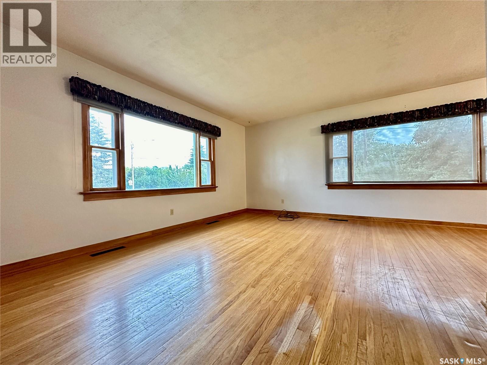 Photo 20 of 302 4th Avenue, Aberdeen SK