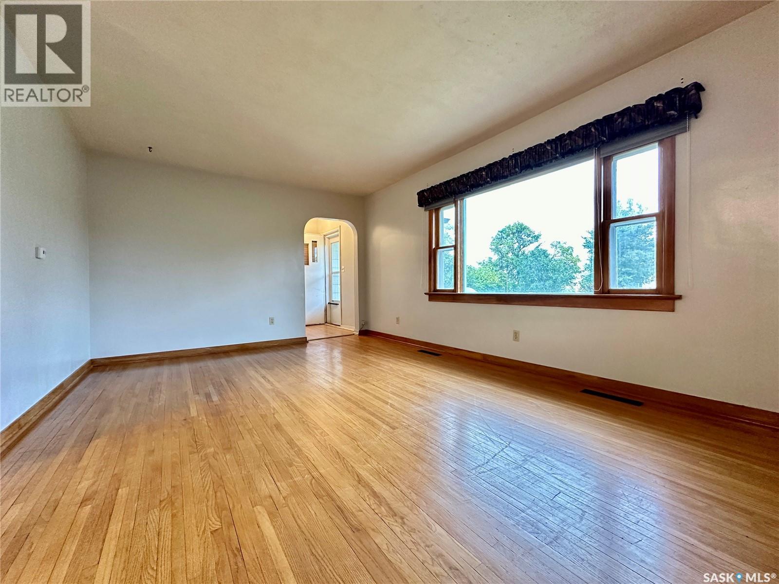 Photo 21 of 302 4th Avenue, Aberdeen SK