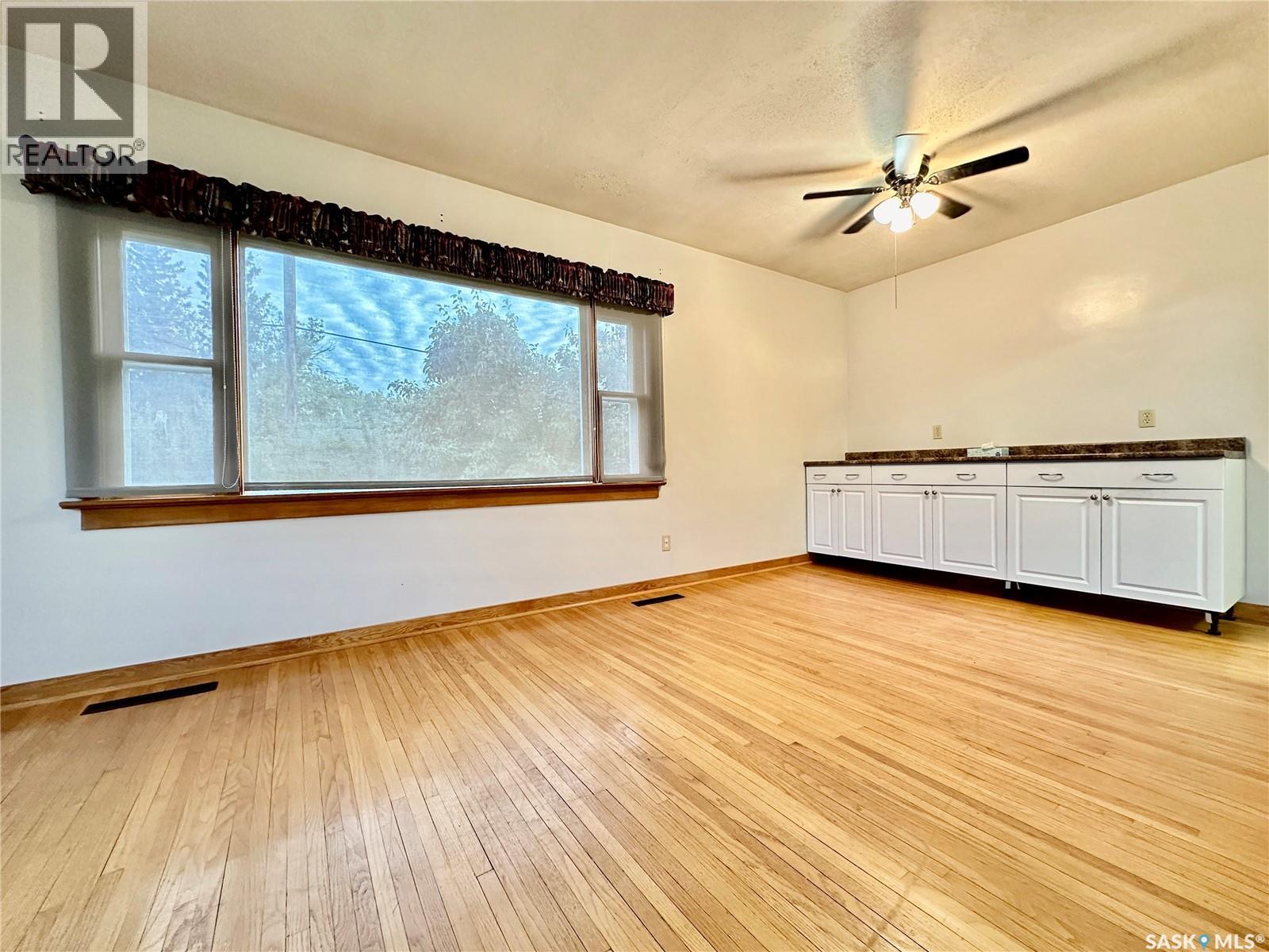 Photo 23 of 302 4th Avenue, Aberdeen SK