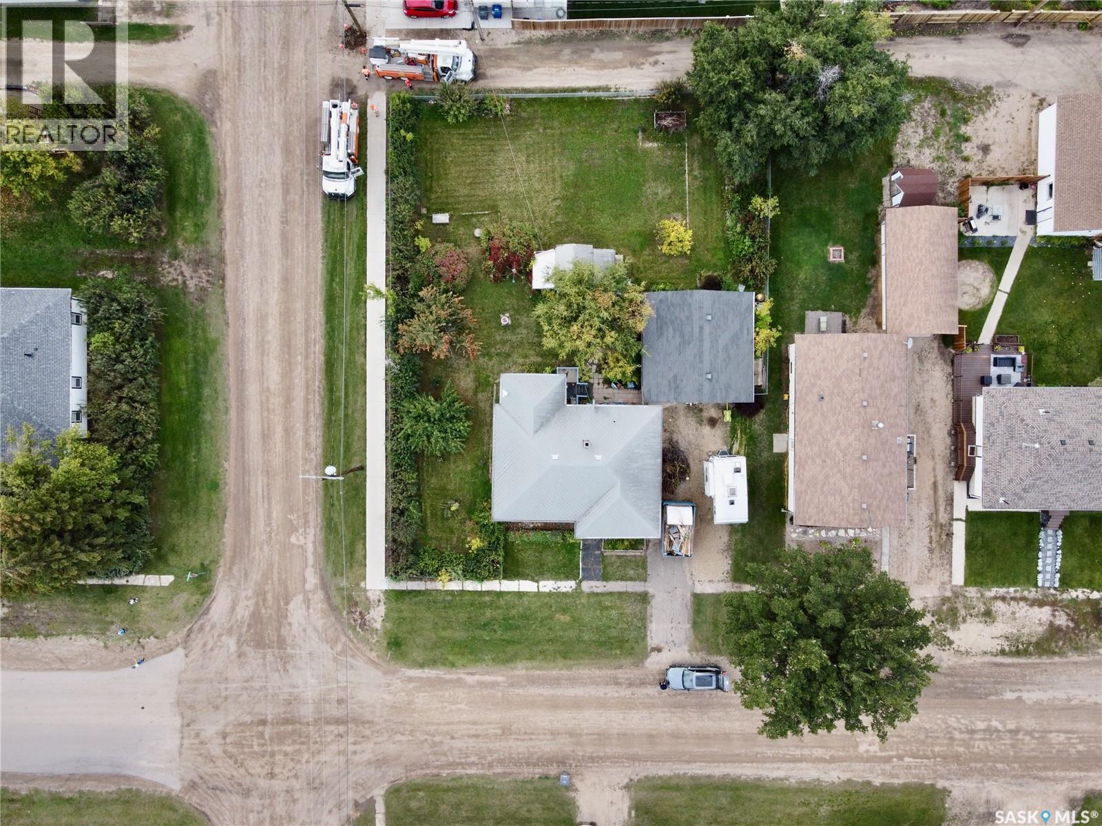 Photo 3 of 302 4th Avenue, Aberdeen SK
