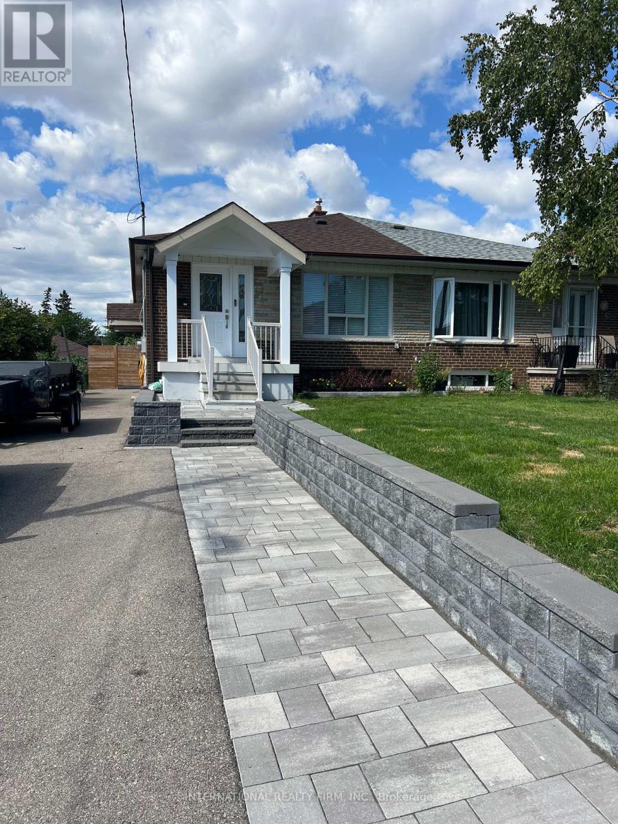 Photo 2 of 10 Rambler Place, Toronto ON