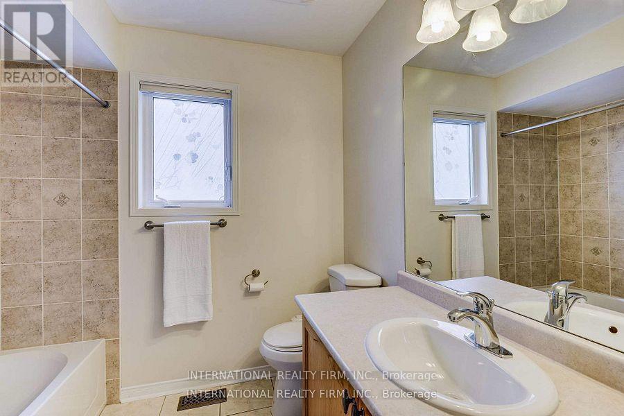 Photo 23 of 4881 Capri Crescent, Burlington ON