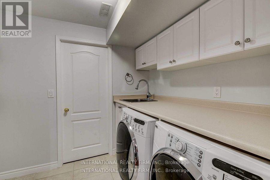 Photo 27 of 4881 Capri Crescent, Burlington ON
