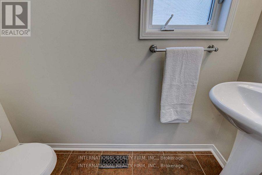 Photo 7 of 4881 Capri Crescent, Burlington ON