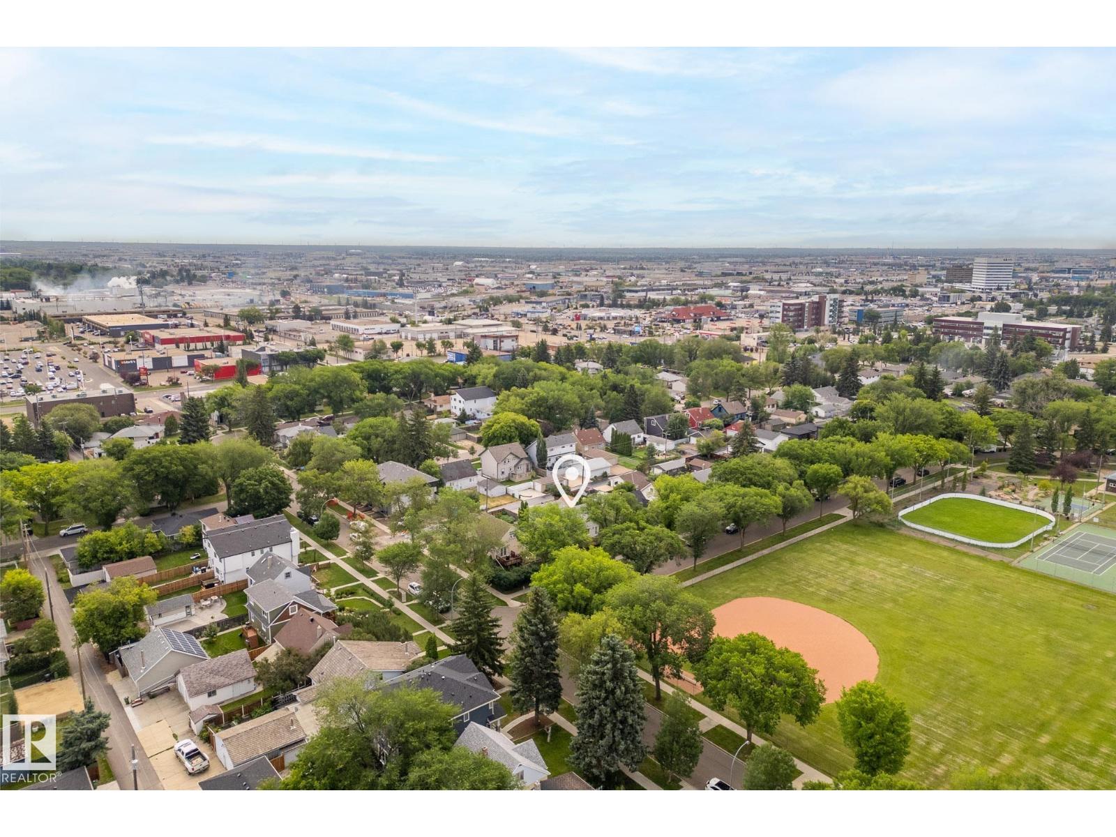 Photo 8 of 6359 105 A St Nw, Edmonton AB