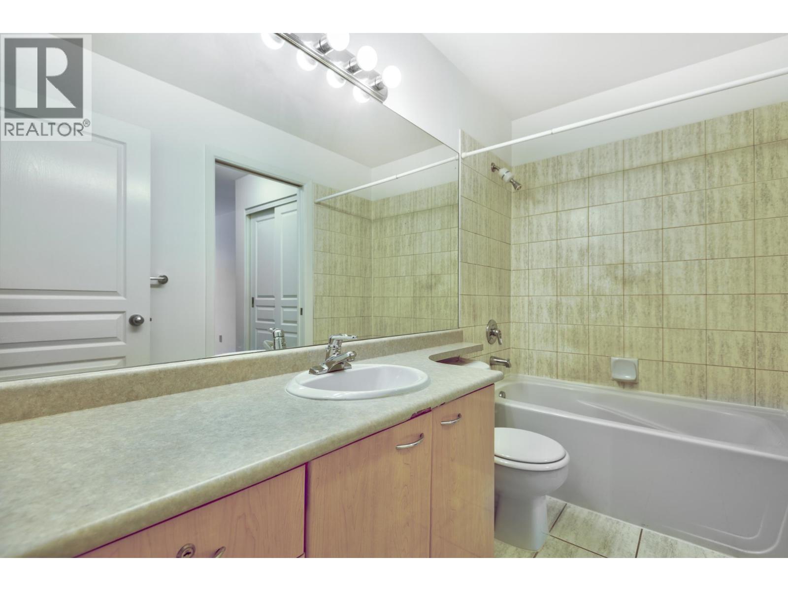 Photo 11 of 307 2288 Marstrand Avenue, Vancouver BC