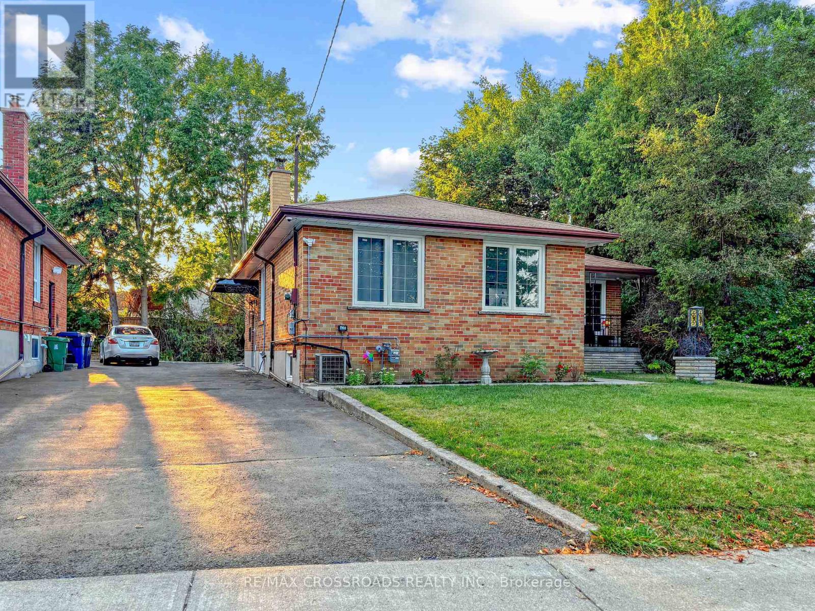 Photo 2 of 46 Ronway Crescent, Toronto ON