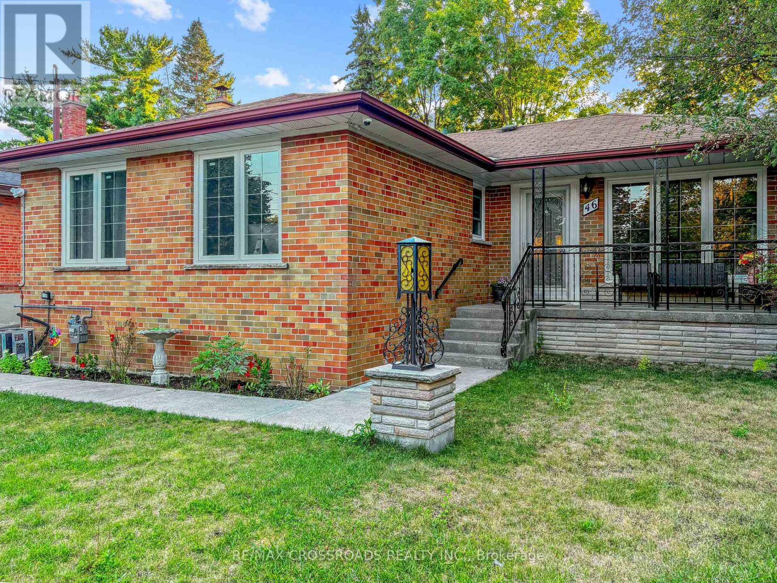 Photo 3 of 46 Ronway Crescent, Toronto ON