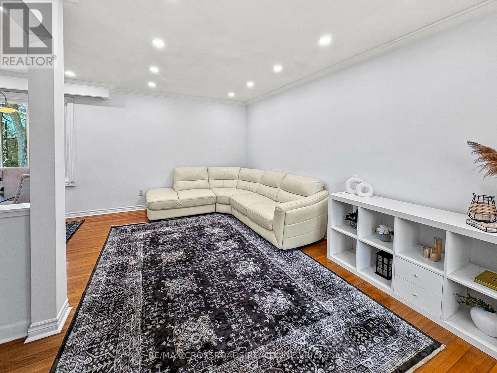 Photo 4 of 46 Ronway Crescent, Toronto ON
