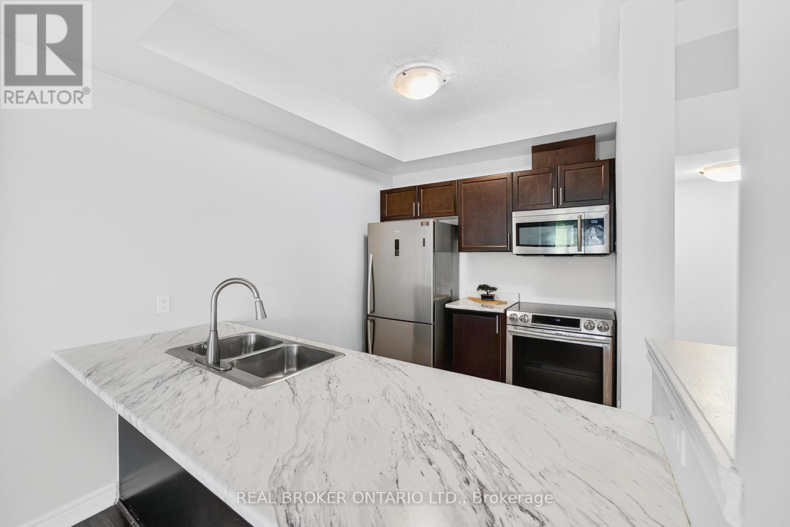 Photo 10 of 7 Ladybell Lane, Hamilton ON