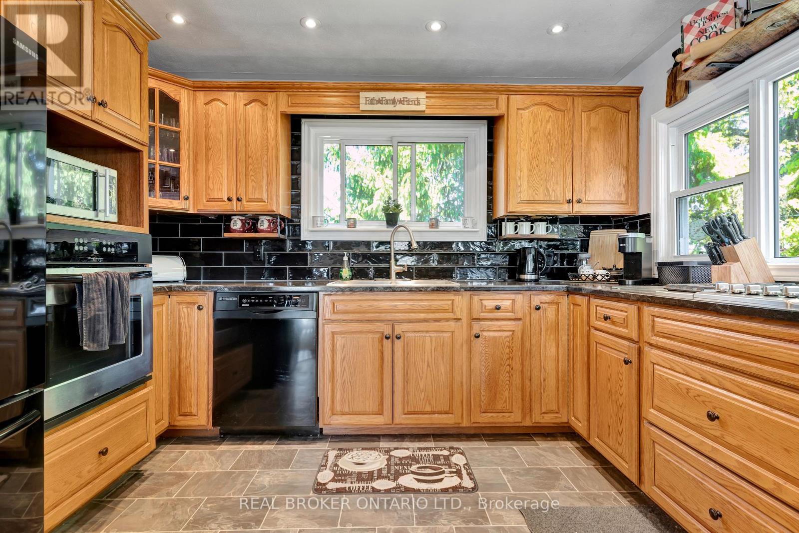 Photo 29 of 1697 Lakeshore Road, Haldimand ON