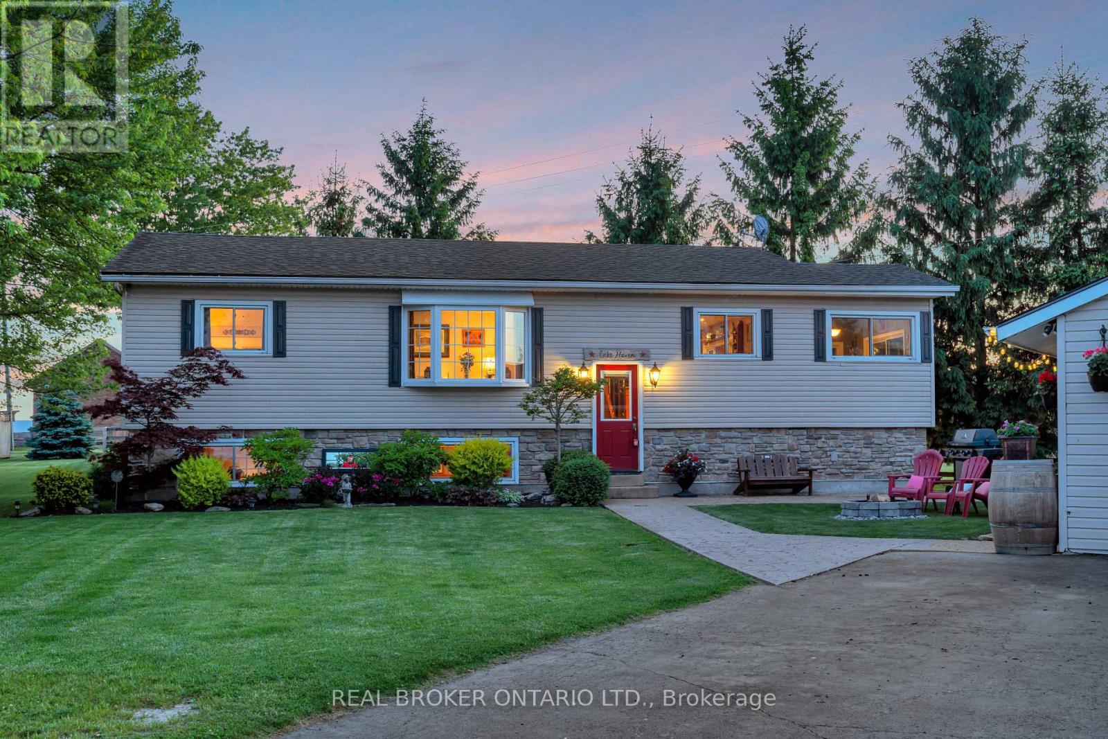 Photo 3 of 1697 Lakeshore Road, Haldimand ON