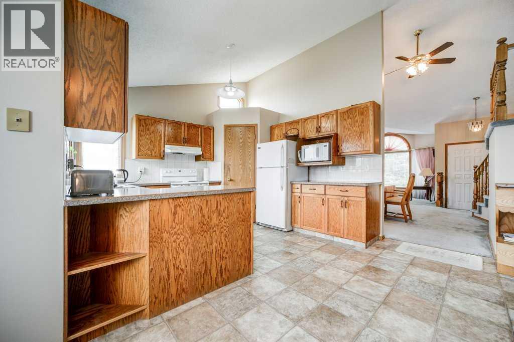 Photo 10 of 3 Edgewood Crescent W, Lethbridge AB
