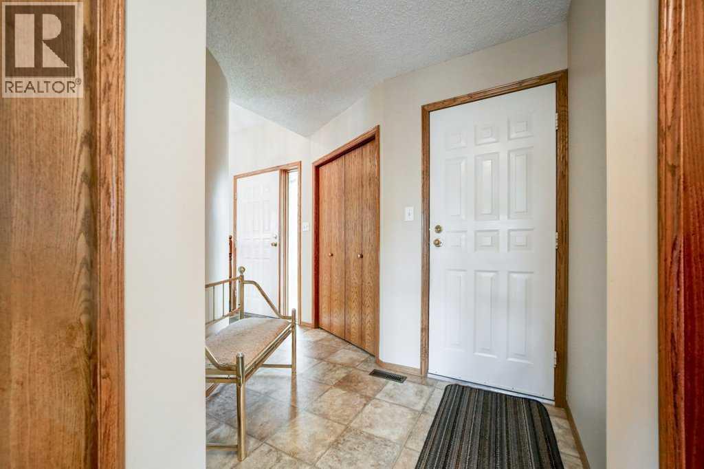 Photo 15 of 3 Edgewood Crescent W, Lethbridge AB